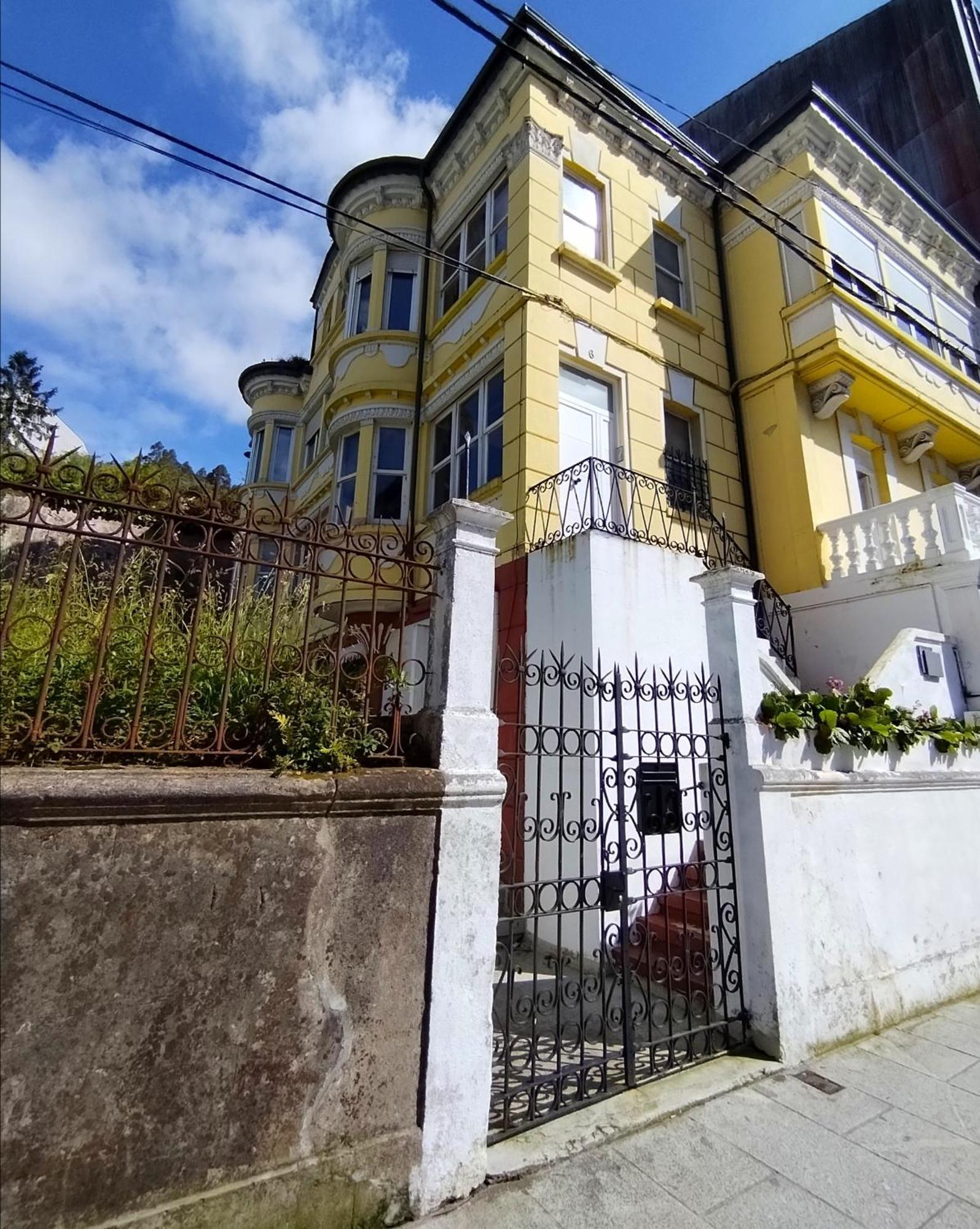 Yellow House Viveiro Exterior photo