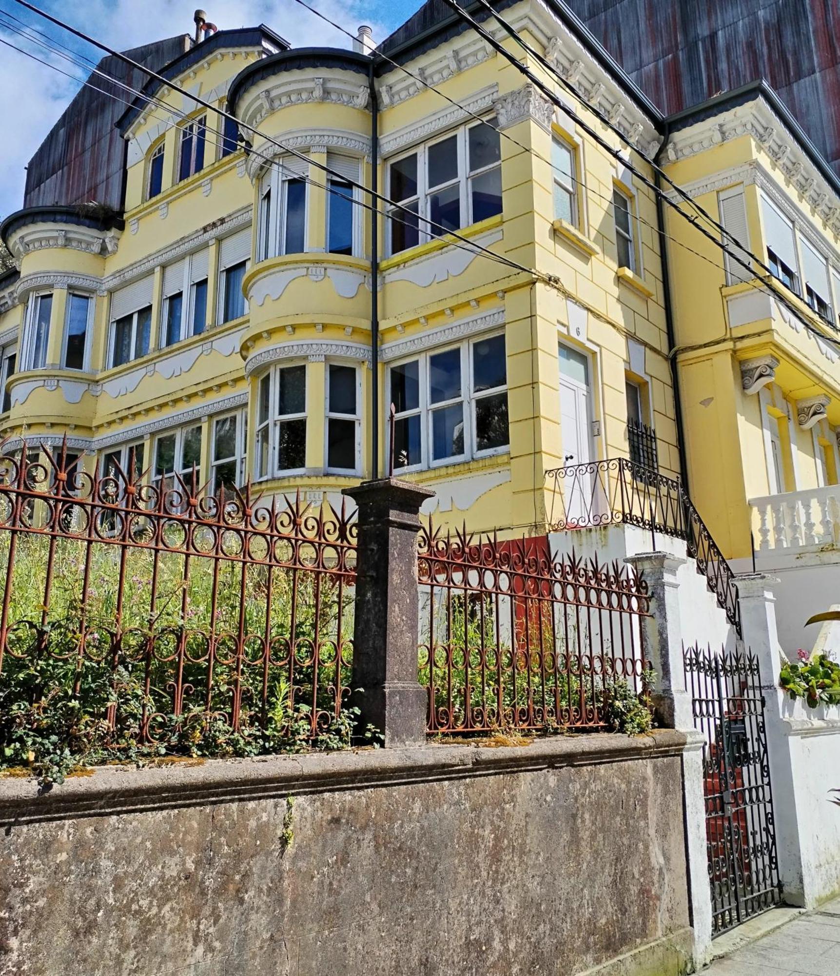 Yellow House Viveiro Exterior photo
